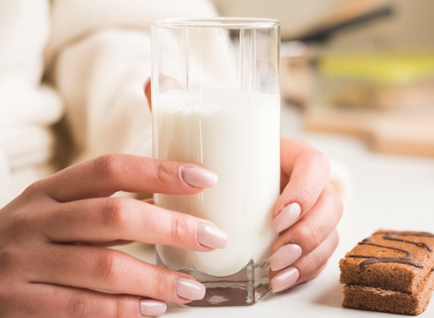 Lo que dice la ciencia sobre uno de los debates existenciales de ser adulto: si beber leche tiene sentido o no
